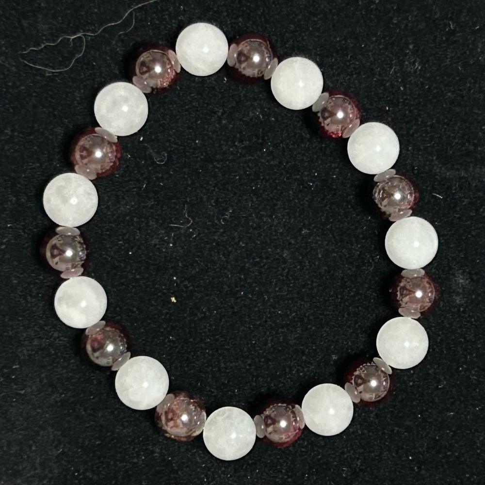 handmade beaded bracelet - white jade and red garnet - Picture 4 of 6